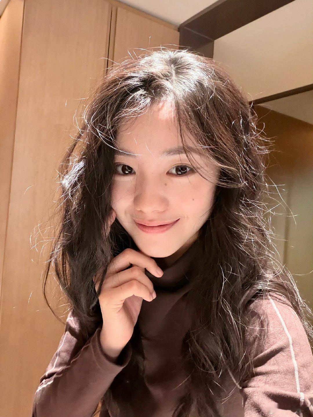 刘浩存卷毛自拍刘浩存卷发自拍 卷毛自拍来啦 