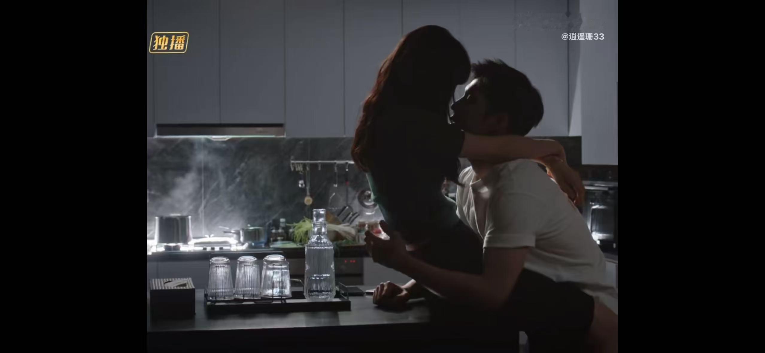 韩东君暧昧戏  澳门的夜晚因为韩俊豪而变得特别，他轻轻的试探，温柔的话语，让屏幕