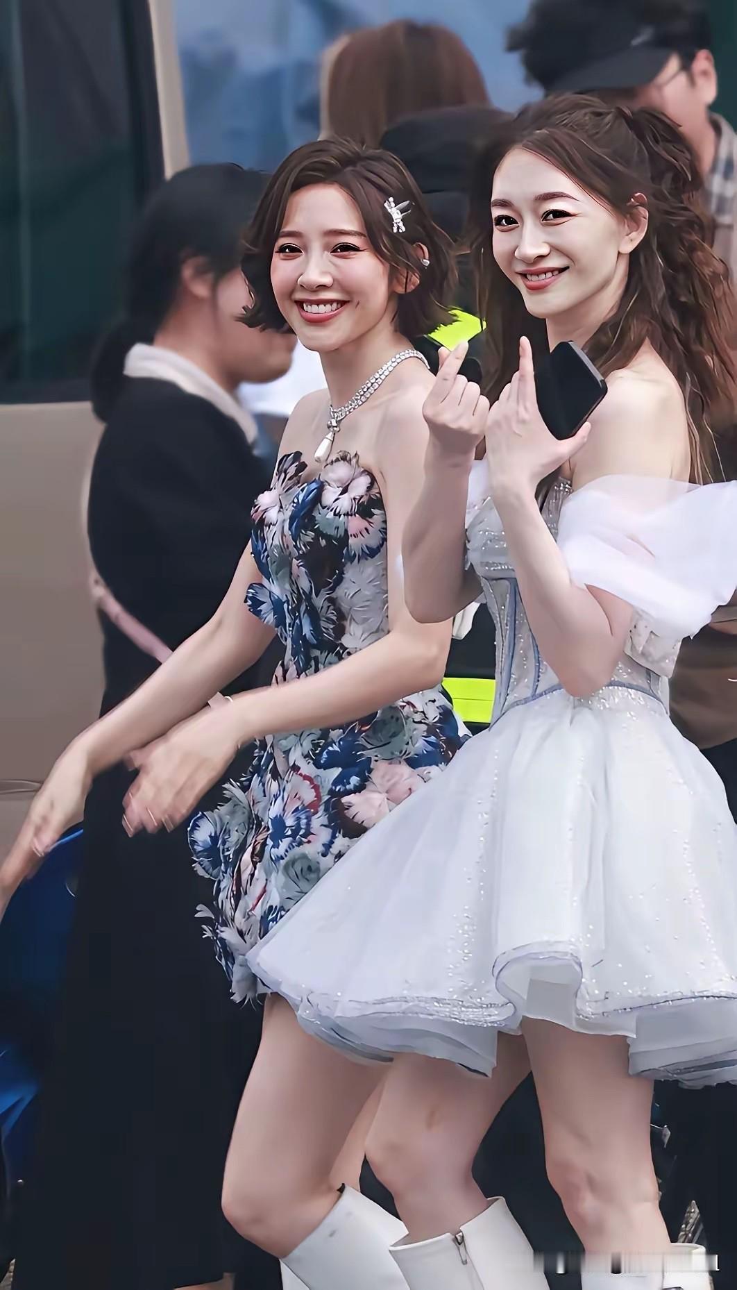 李小冉好看的秘诀
50岁的李小冉看起一点不像那么大年龄，你看她着超短公主裙，高马