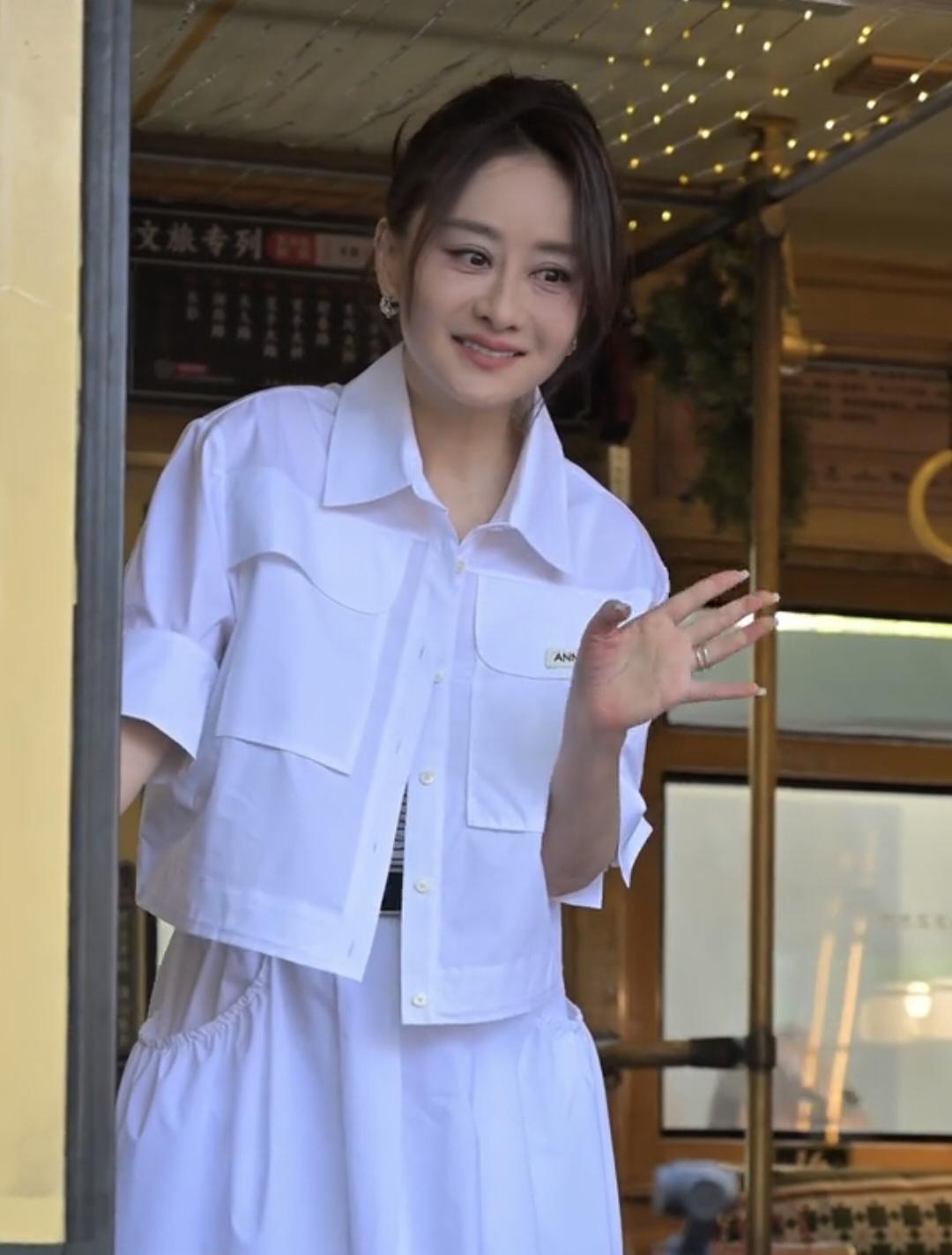 陈德容现身长春街头54路有轨电车，
白色短袖配白色长裙，
依旧清纯可人！

陈德