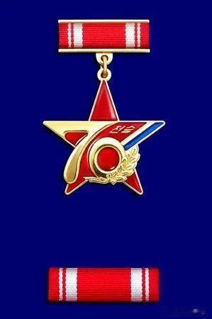 朝鲜制定了祖国解放战争胜利70周年纪念奖章。金日成和金正日分别被授予了纪念奖章。