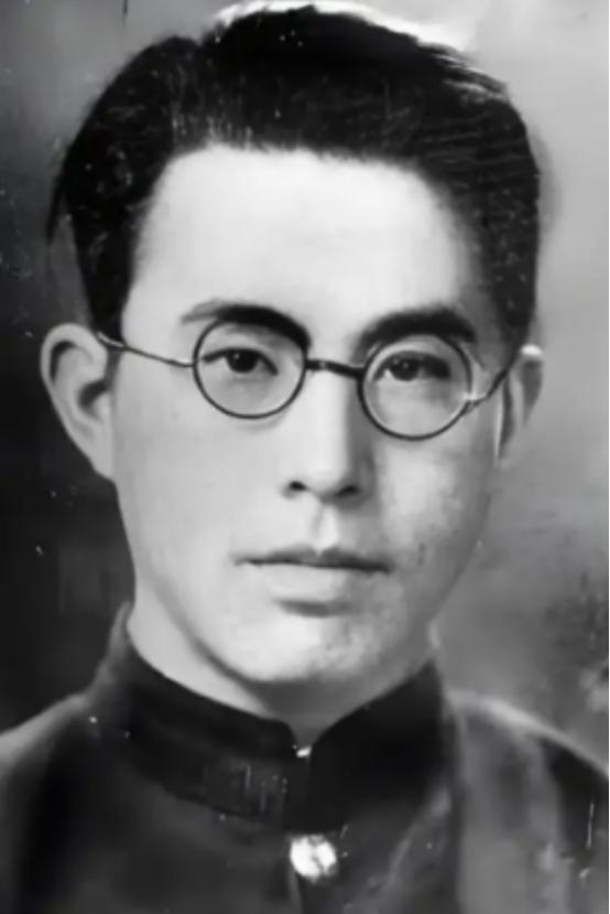 1942年，地下党郑文道求死未果被日军囚于医院。护士换药时总多给一张纱布，他猛然