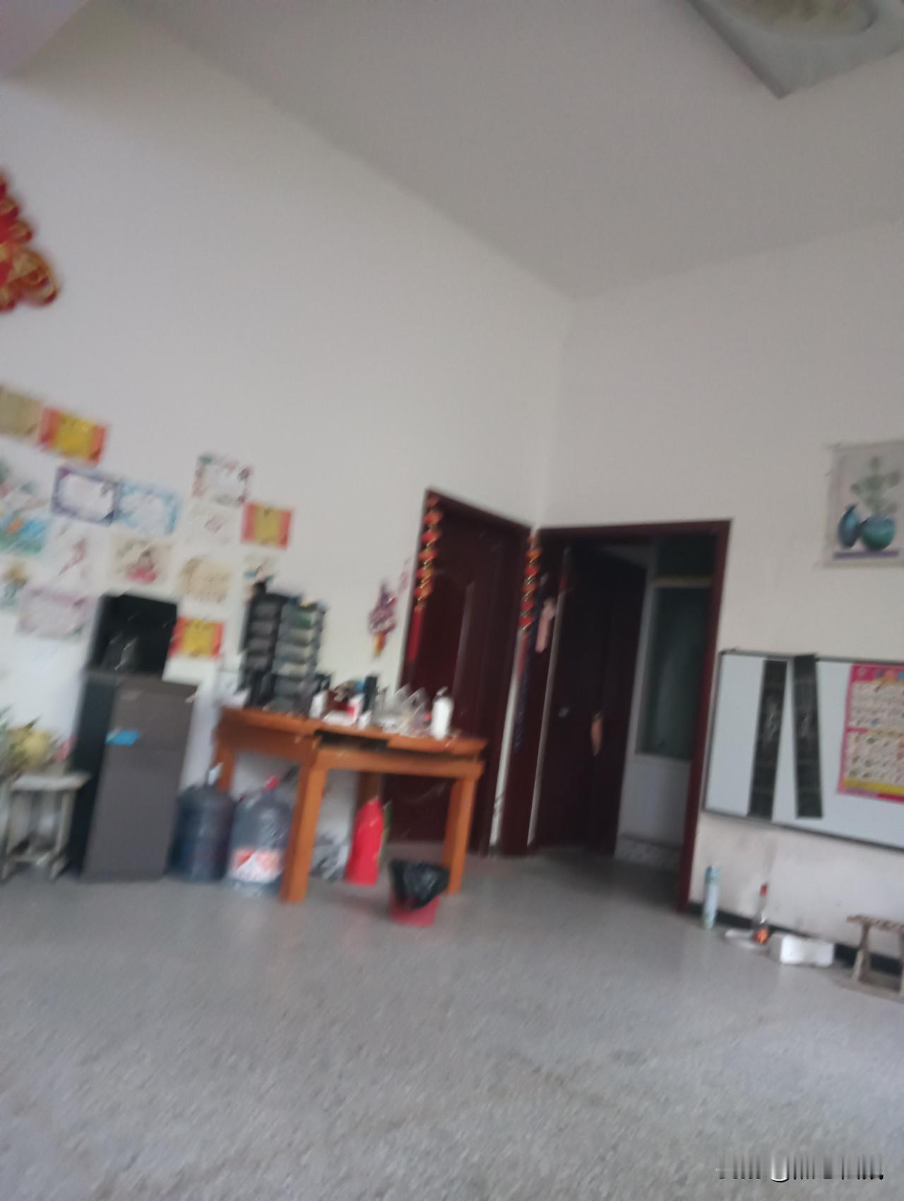 这是一个布置简单的教室。