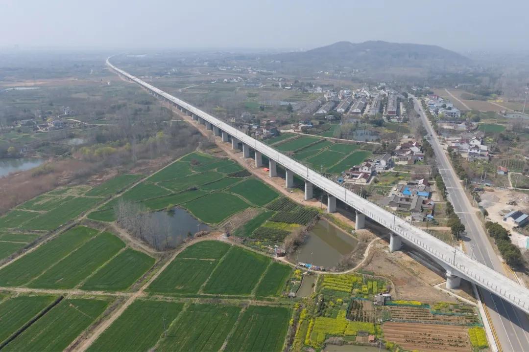 仪征北站，预计年底竣工

3月28日，无人机航拍沪渝蓉高铁仪征北站，只见工人正在