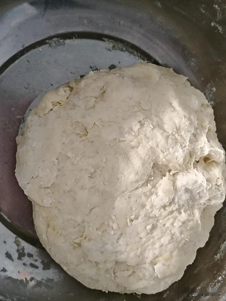一大块揉好的面团，准备做面食。
做面食的朋友一起过来聚一聚，
我是广东人，我基本