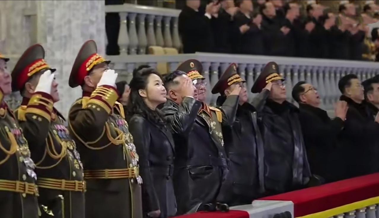 2月25日晚，朝鲜再次举行盛大阅兵，庆祝朝鲜劳动党九大闭幕。金正恩再次携女儿金主