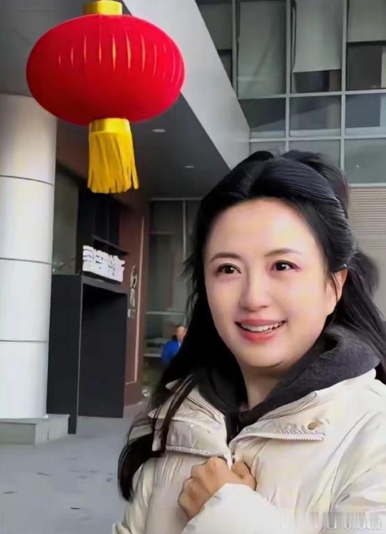 50岁的杨童舒颜值出众，气质清爽脱俗，在同年龄段颜值十分出众。 
