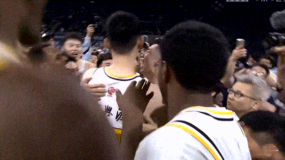 恭喜广厦20年夺得队史首冠🏆！胡金秋赛后激动落泪，大秋终于得偿所愿啊，这一刻一