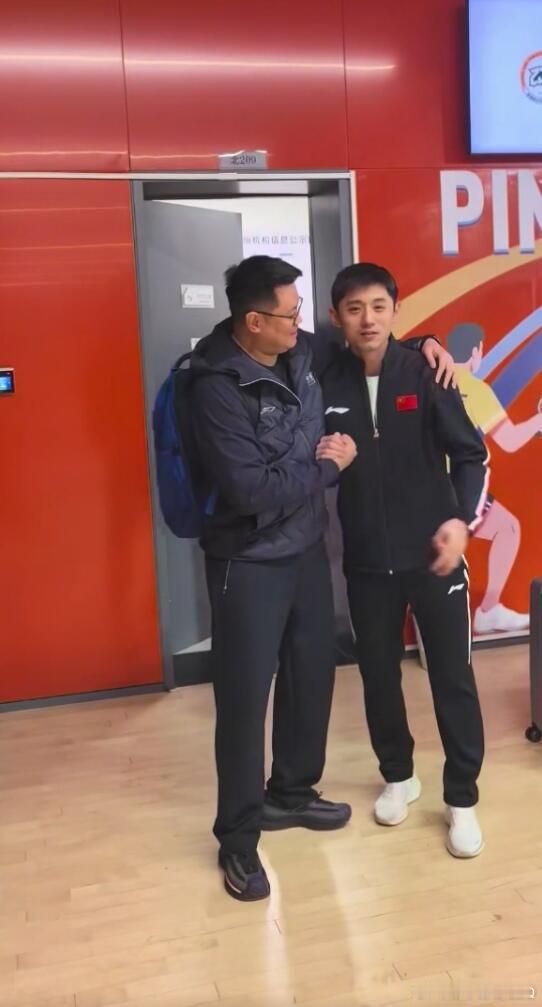 侯主播现身张继科训练基地