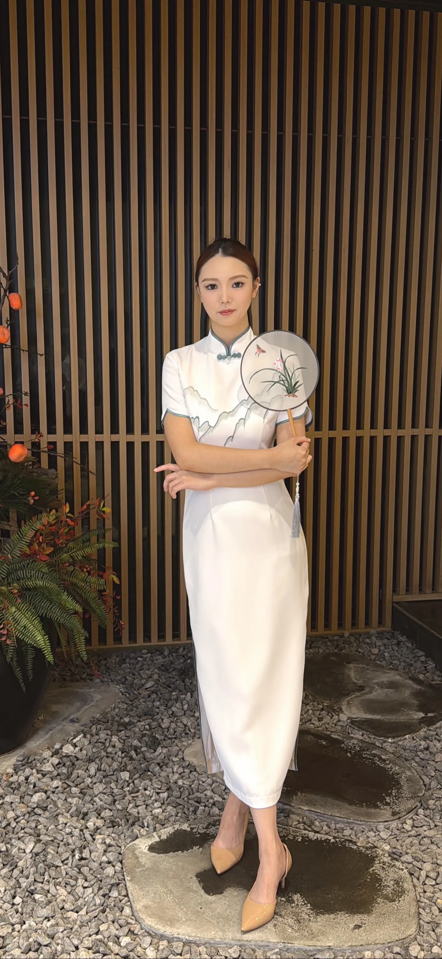 绣花旗袍工作服。