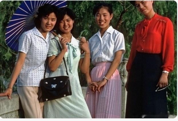 1983年的西湖边，承载着无数人的青春记忆。那时人们脸上洋溢着纯真笑容，如盛开的