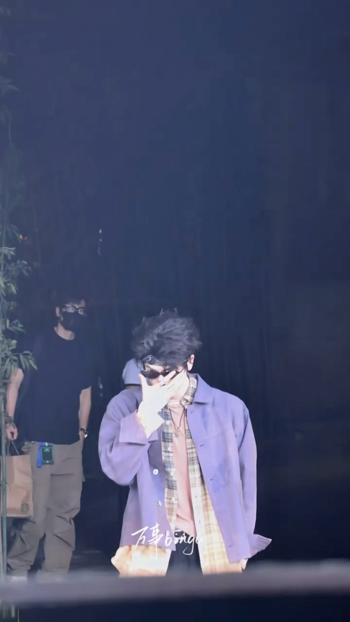 我靠！第一次见张凌赫这么嘻哈的造型！张凌赫头巾墨镜嘻哈风造型张凌赫开推4嘻哈风路