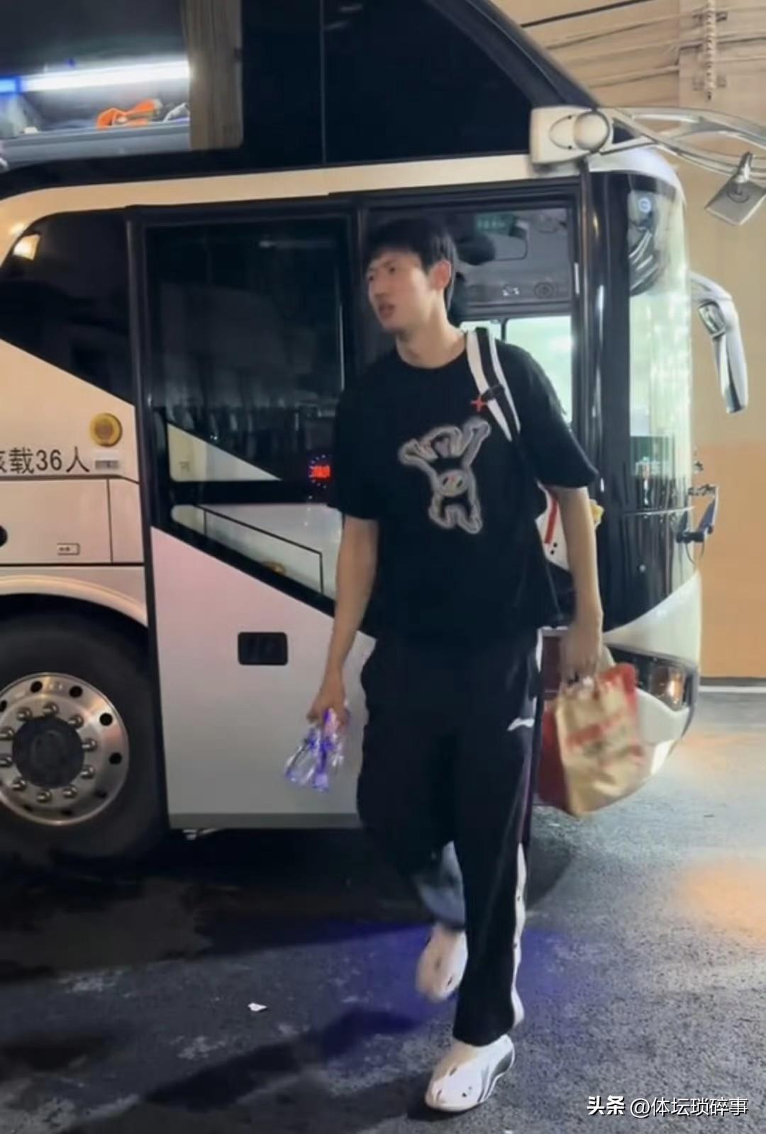 刚刚结束了四川客场比赛的广东男篮今晚顺利返回到东莞，今天收到了广东极端的雷暴雨天