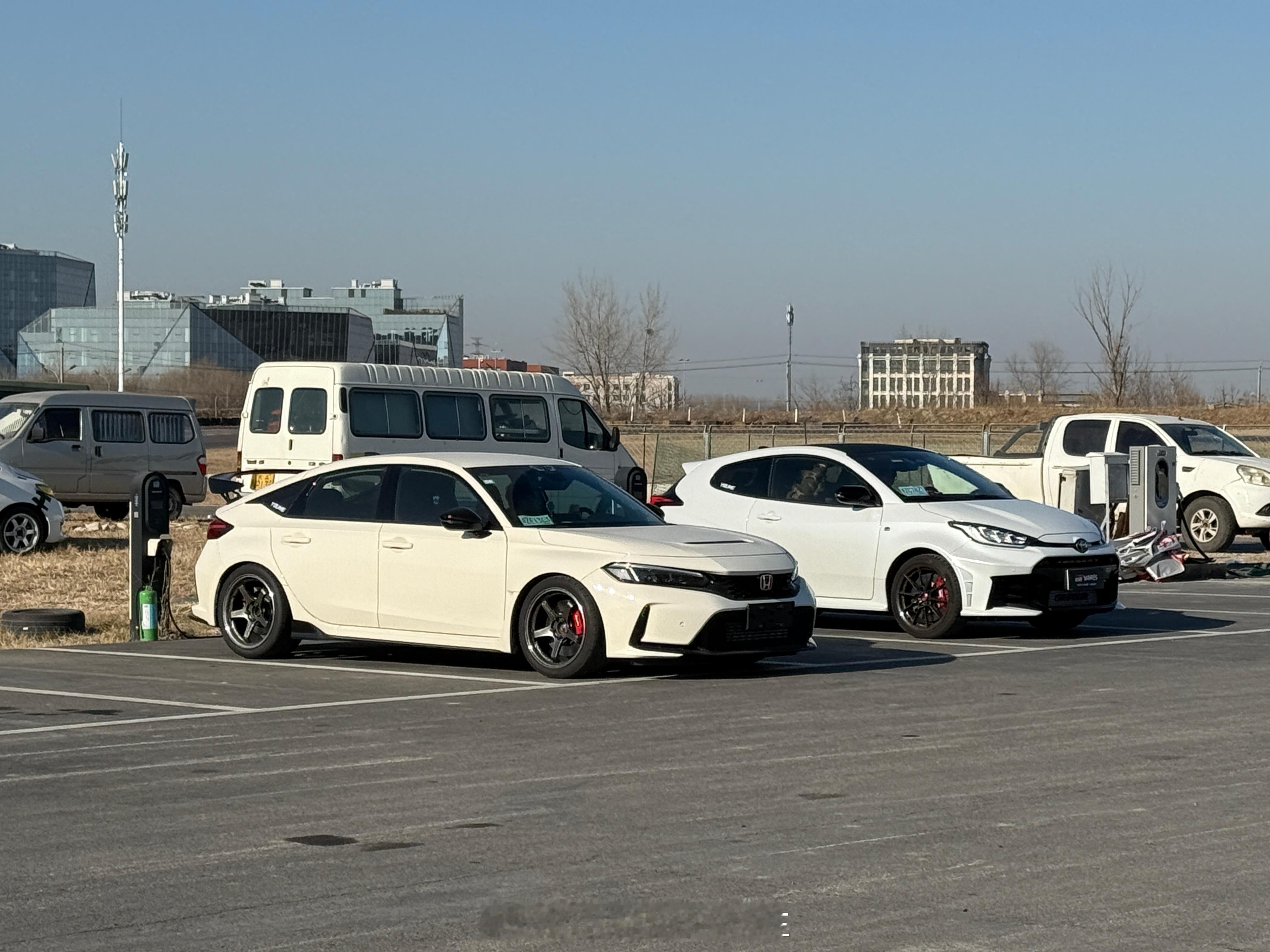 今儿在金港看到俩JDM，怎么样，虽然都是新款，但也有点味道？ 北京·金盏乡