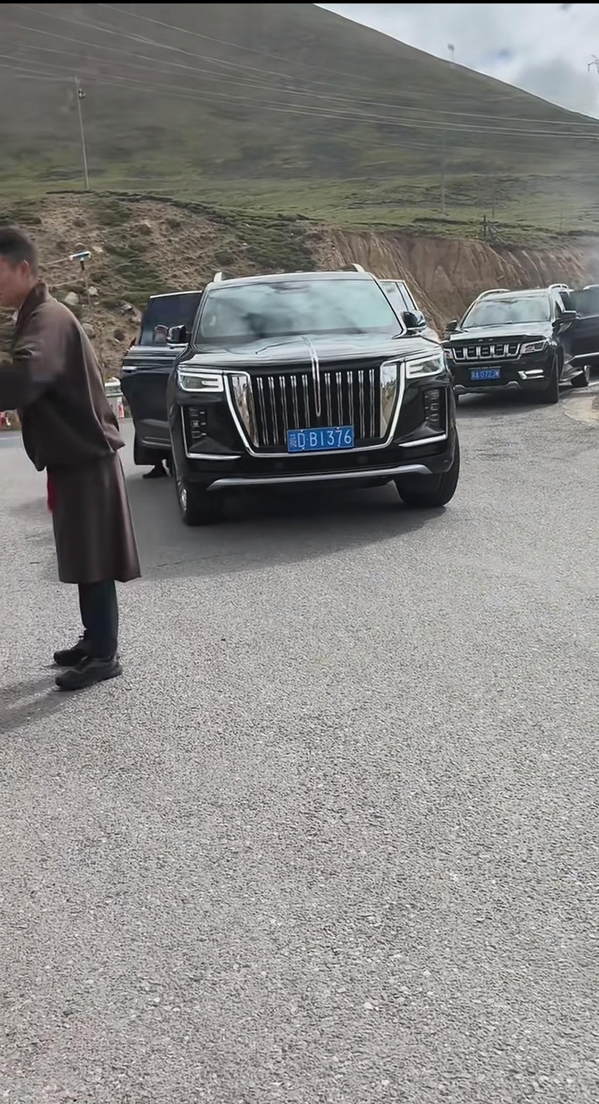 幸遇班禅大师，路边群众翘首以盼，机会难得，耐心等待。得到班禅活佛的扶顶赐福是人生
