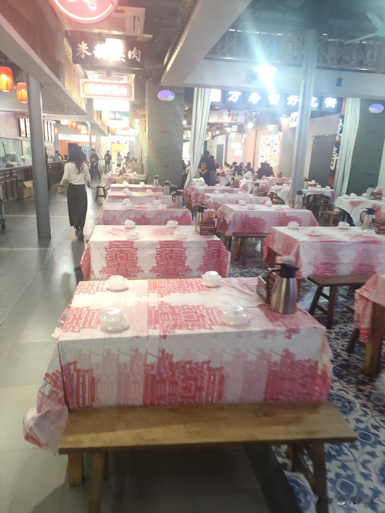 排了半天队买的绿豆饼，刚咬一口酥得掉渣，绿豆馅甜滋滋的；隔壁煎饼摊的韭菜饼，老板