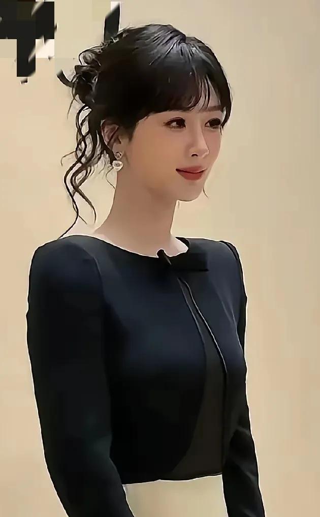 这谁啊？看不出来是杨紫，又变脸了，确实善变，太美了，现在像中年赵雅芝，终于变成自