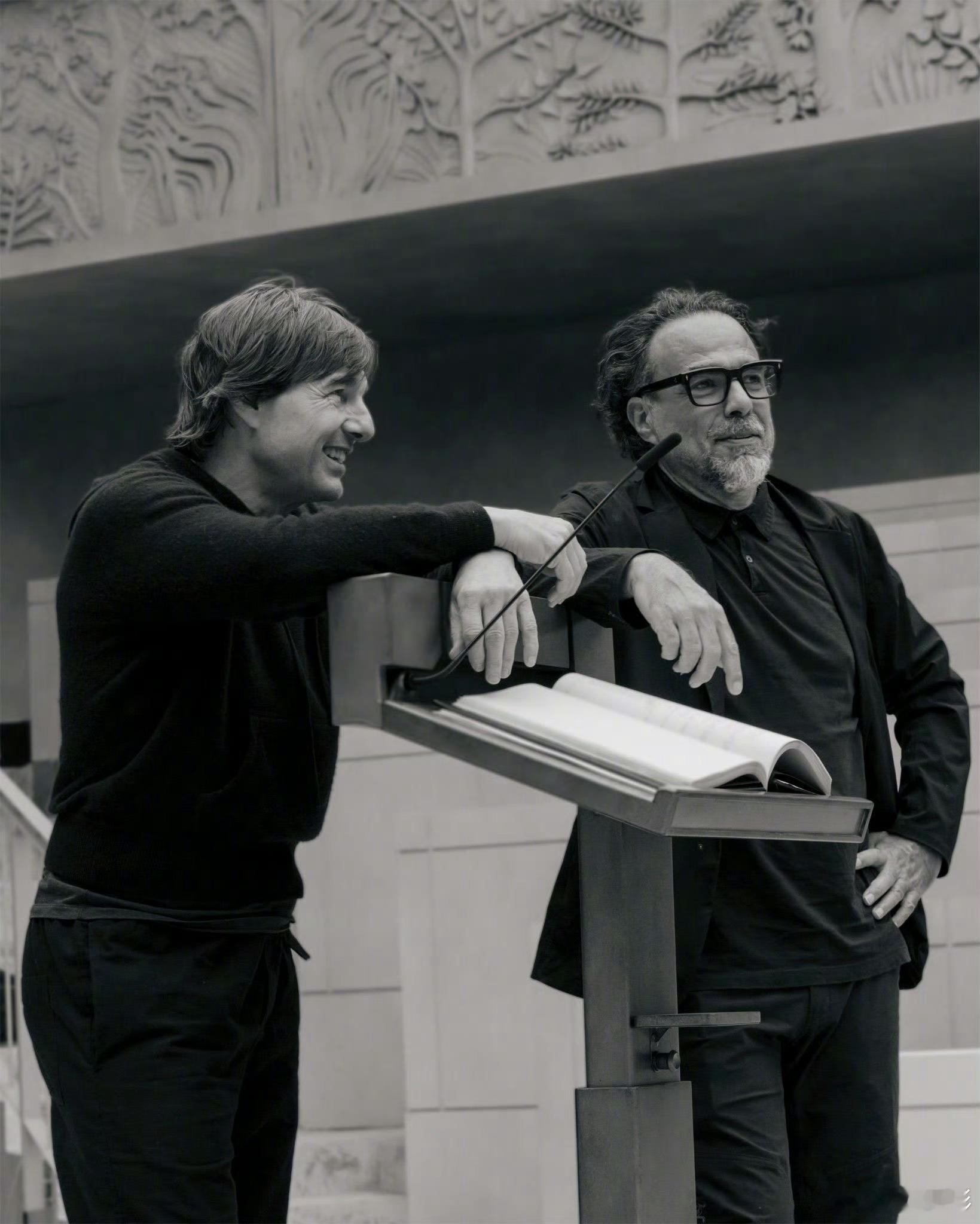 “阿汤哥”分享，去年在亚历杭德罗·冈萨雷斯·伊尼亚里图新片片场排练时的工作照。“