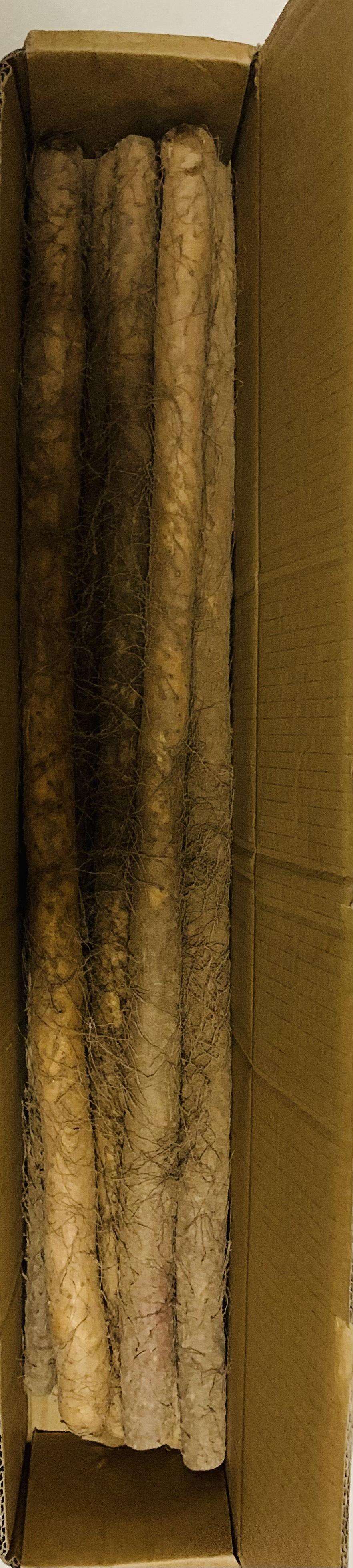 昨晚收到“布衣小童”家的山药，打开快递箱一看，山药够粗，长短一致。今天早晨迫不及