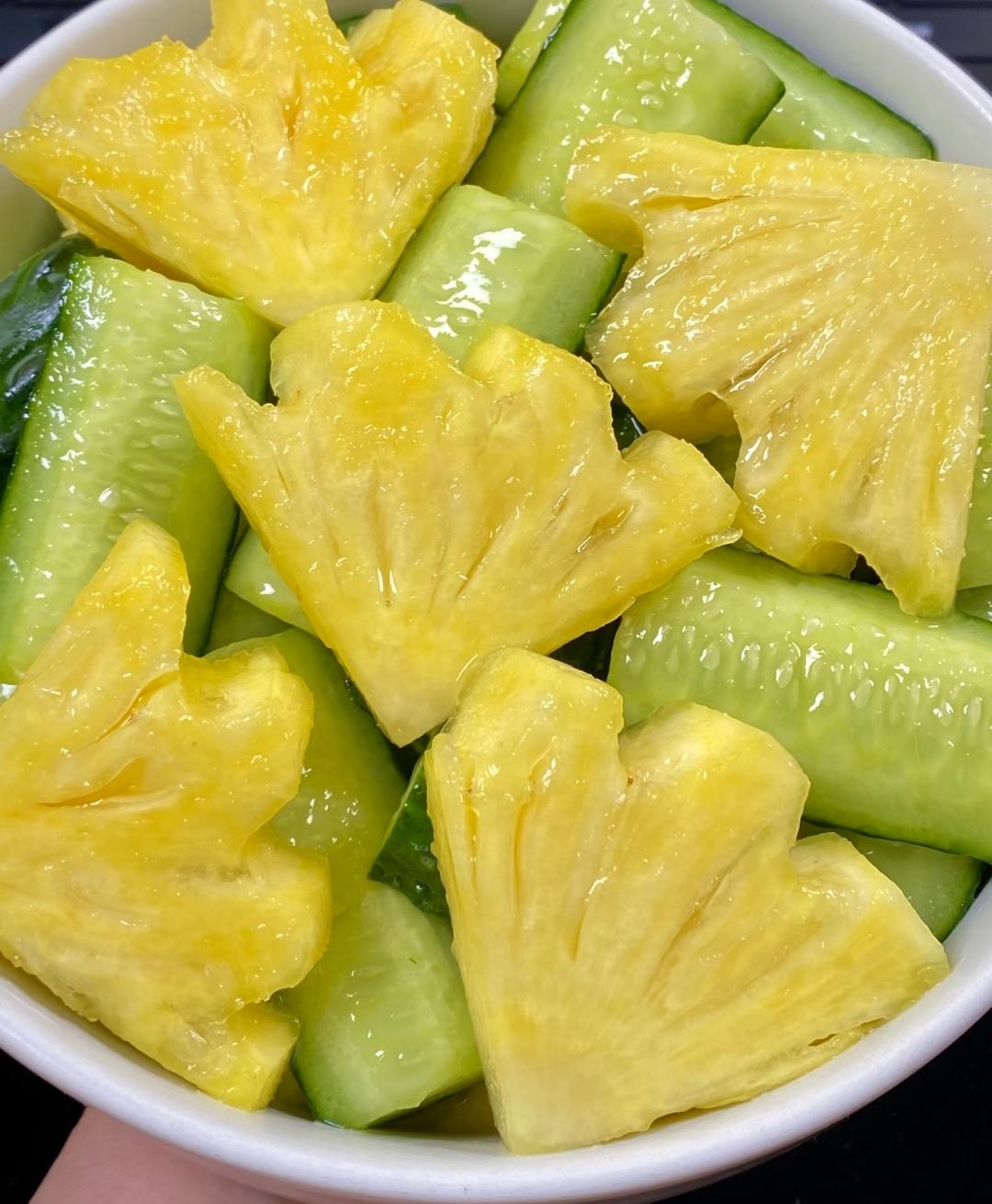 谁说冬天只能吃热菜？黄瓜的脆嫩清爽撞上菠萝的酸甜果香，搭配暖身做法，既能中和冬日