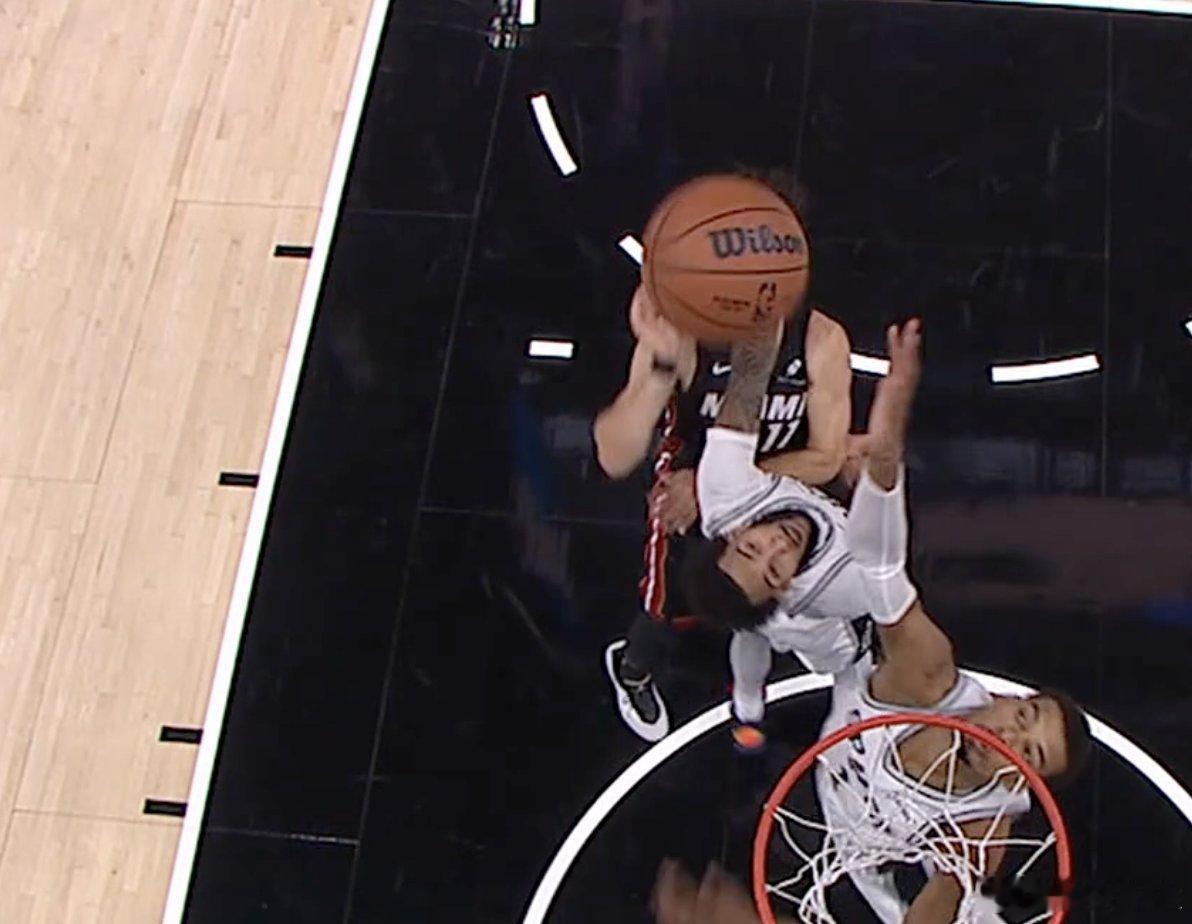 热火的进攻端彻底崩溃了，除了维金斯之外，其他球员都发挥失常。文班亚马的防守真的太