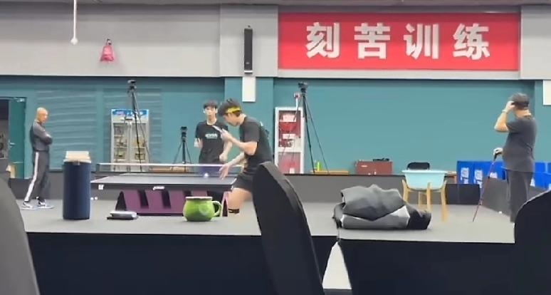 王楚钦最新训练现场曝光，在肖战副总教练和孙逊教练指导下训练，备战即将开始的海口亚