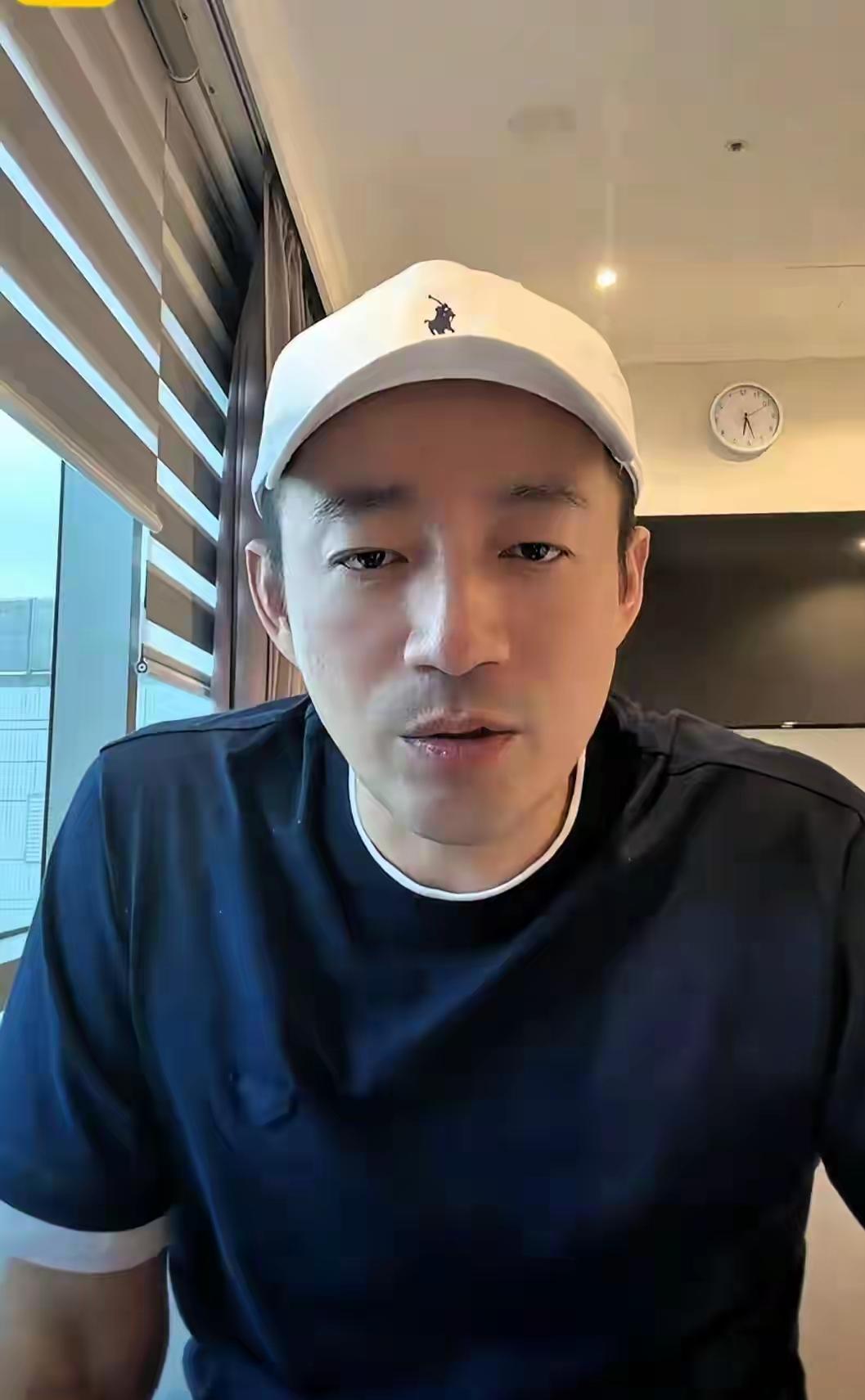 真被骂醒了！小汪总直播被粉丝刷屏骂醒，全网都在心疼兰姐！
 
直播间满屏全是劝他