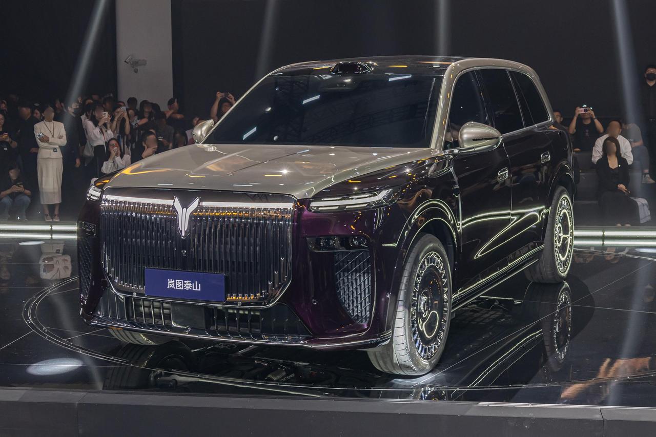 上周拍了岚图泰山，岚图泰山此次核心升级主要体现在：
1、岚海动力的电池变大到65