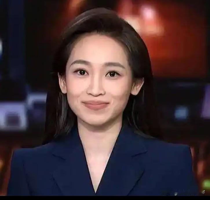 近日的央视新闻黄金时段，一张青春洋溢的新面孔引发关注。00后主播陶忆雯首次亮相，