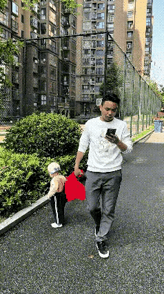 笑不活了!这个爸爸太失职了。走路看手机，把娃直接走丢了。
视频里的这位宝爸，
一