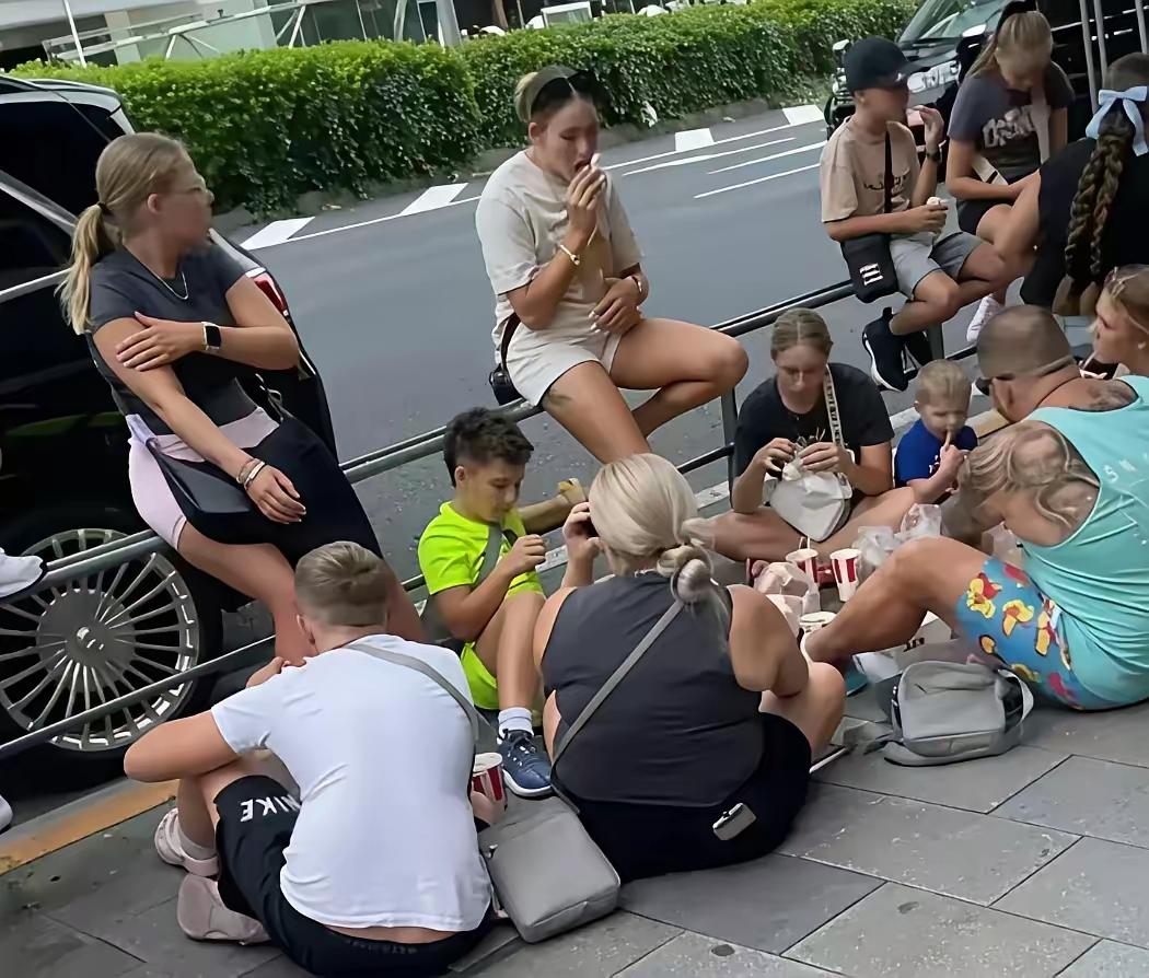 香港街头，一群外国人坐地上吃喝，没人管。

换成内地游客蹲着歇会儿，就被说“不雅