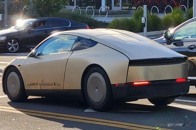 电车30万：使用10年，电费1万，卖1.5万；

油车30万：使用10年，油费1