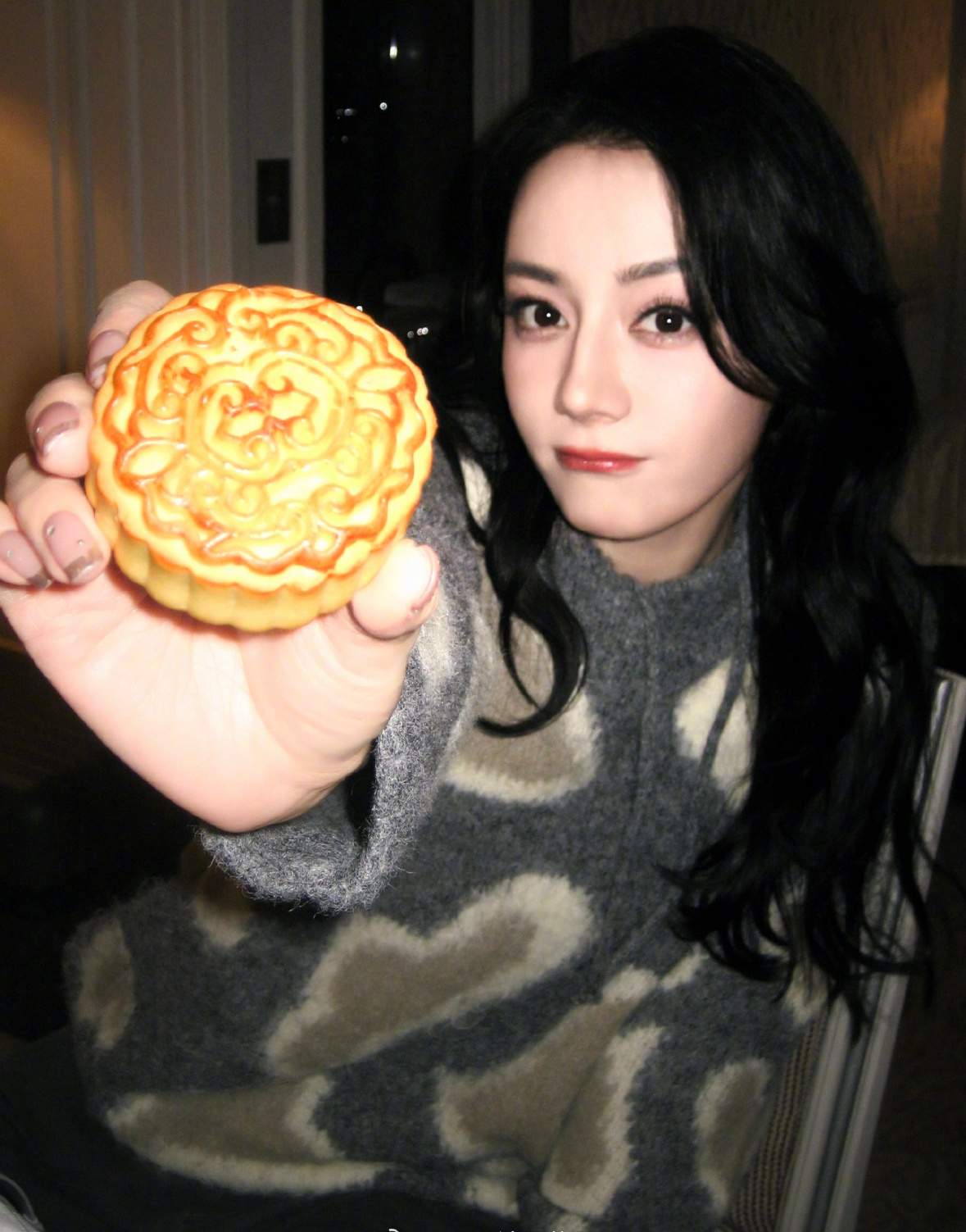 迪丽热巴中秋节营业好美啊姐宝太美的一张脸. ​​​