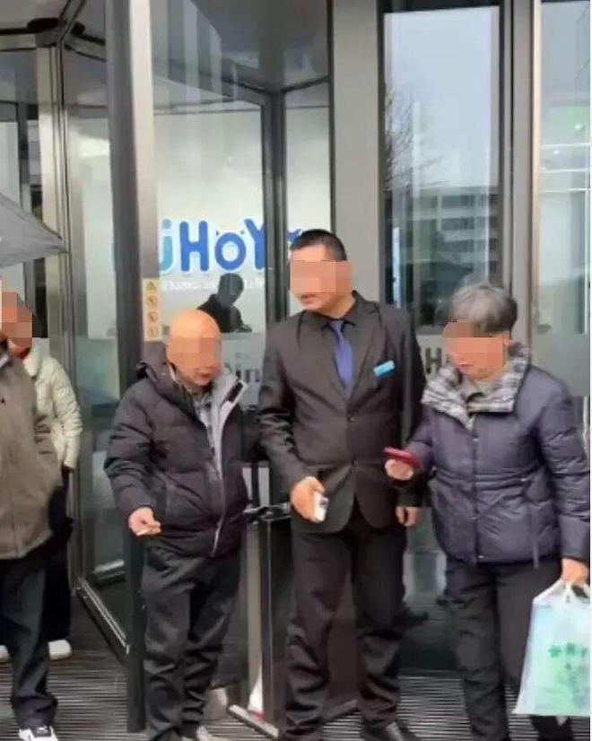 米哈游的口号是“技术宅拯救世界”。但在2026年春节返岗的第一天，世界没等到被拯