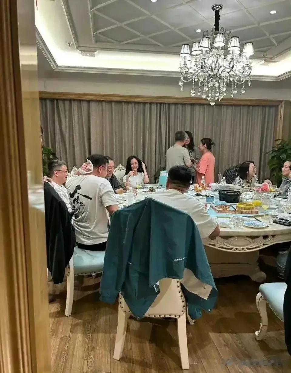 杨幂，引发热议
杨幂突然被全网关注讨论，这次不是因为恋爱。而是因为杨幂在聚餐时的