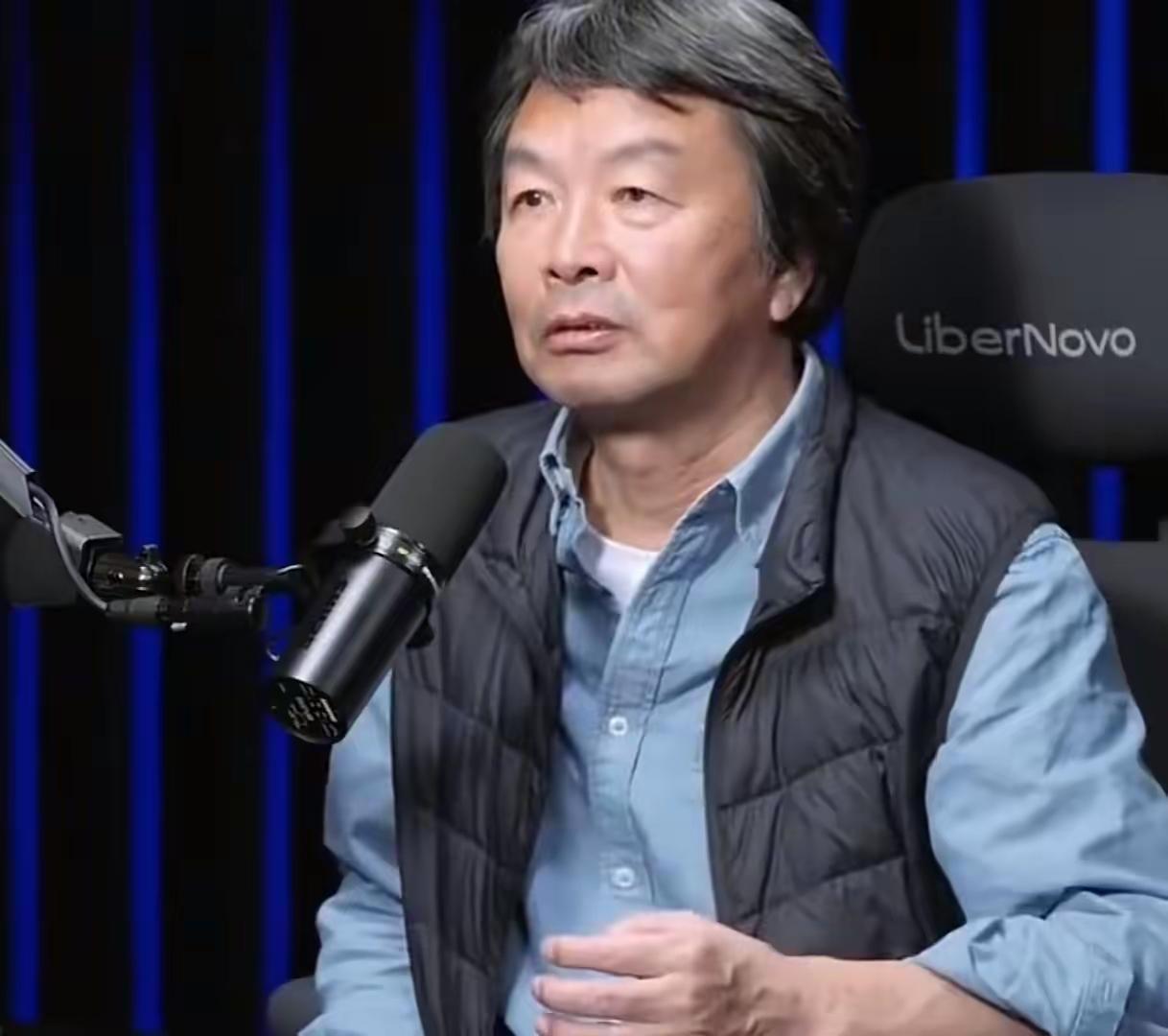 大作家刘震云说：有一次我跟王朔约饭局，王朔说怎么没叫梁左啊？王朔拿起手机，就给梁