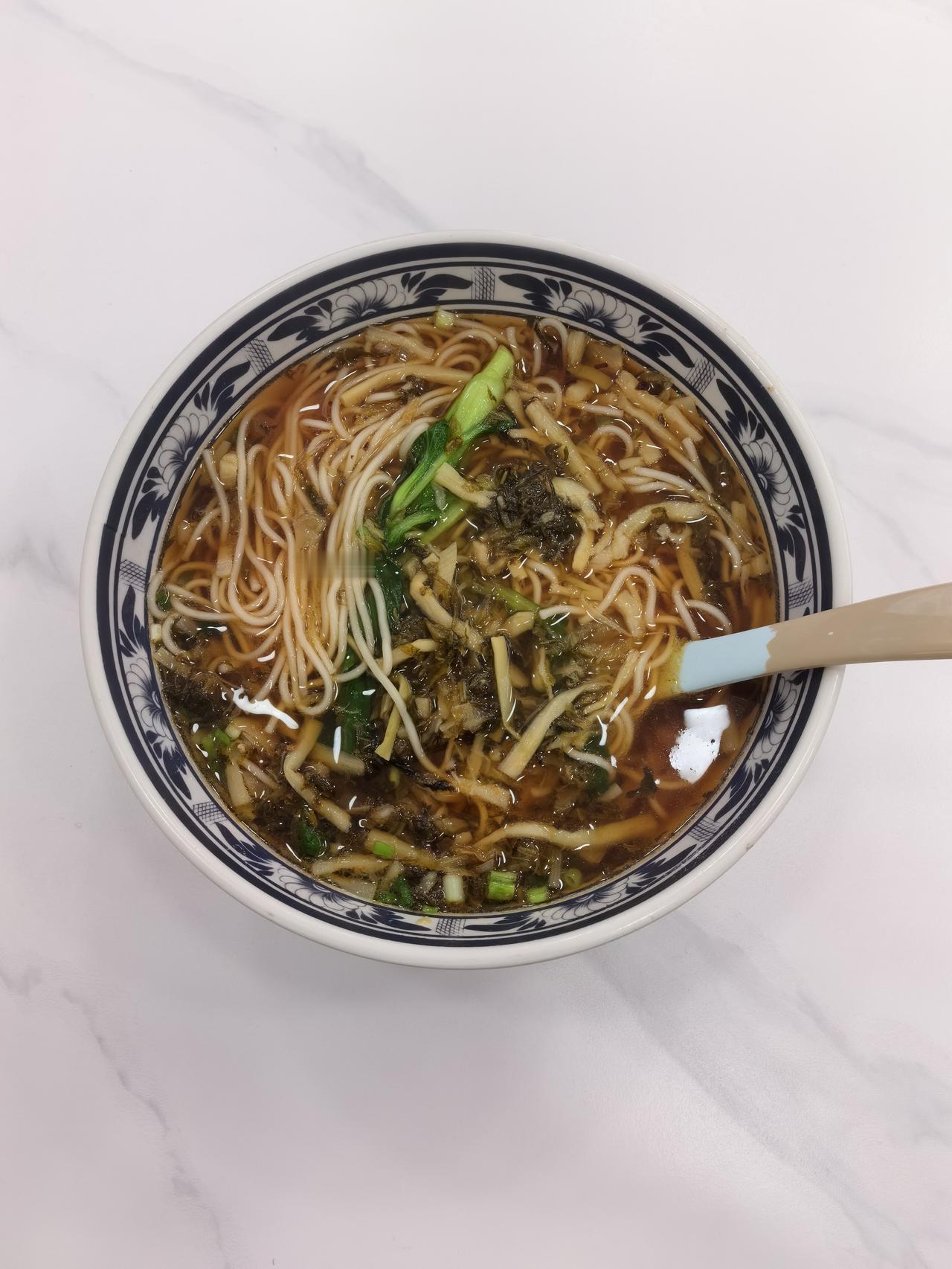 上海南京路附近，这一碗咸菜笋丝面，21元，吃不饱，问老板能不能加点面，回：再加2