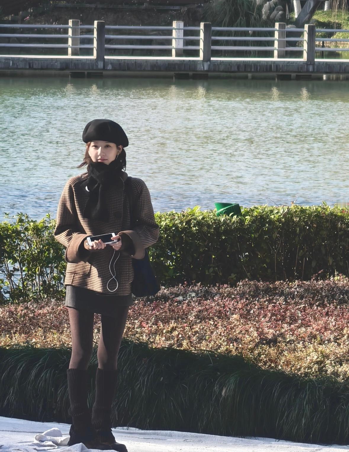 “她这么静静望着他的那一瞬间，他竟然也不知道该说些什么才好。相遇和离别终究没什么