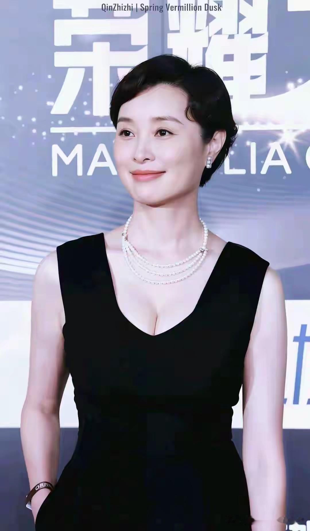 她在娱乐圈里不算美人级别的女演员，但她清冷大方，带着知性之美，身上散发出的那种书
