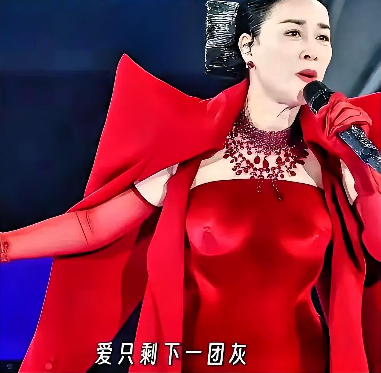 王菲举荧光棒，肖战空降当嘉宾，黄渤打着绷带来捧场。那英的北京演唱会，半分钟票就没