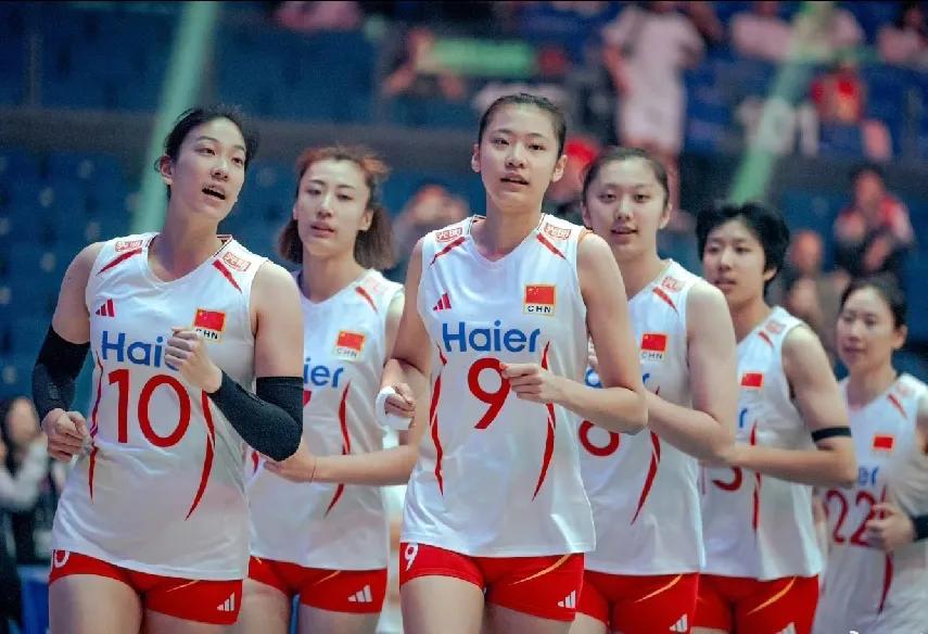 中国女排今晚冲击两连胜！今天南京站有两场比赛，一场是下午三点泰国女排对阵比利时女