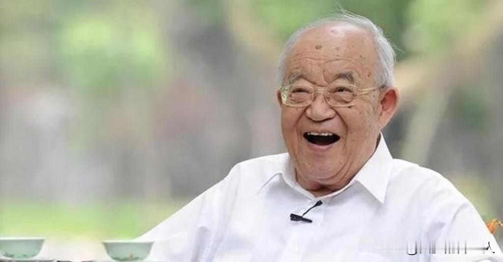 1956年，乔羽为《上甘岭》主题曲写歌词，半个月没写出一个字。出去散心，看见几个