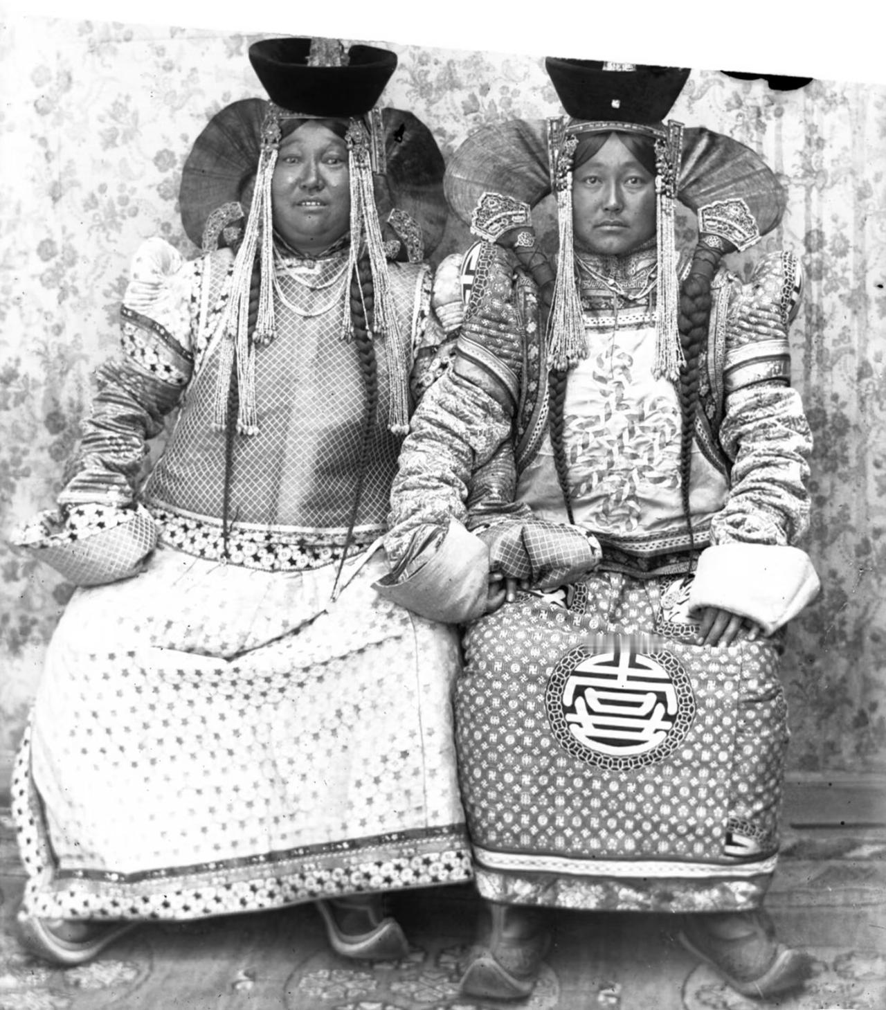 100年前的蒙古女人，不得不说是真壮实啊，感觉一个能打两个。这两个女人，属于蒙古