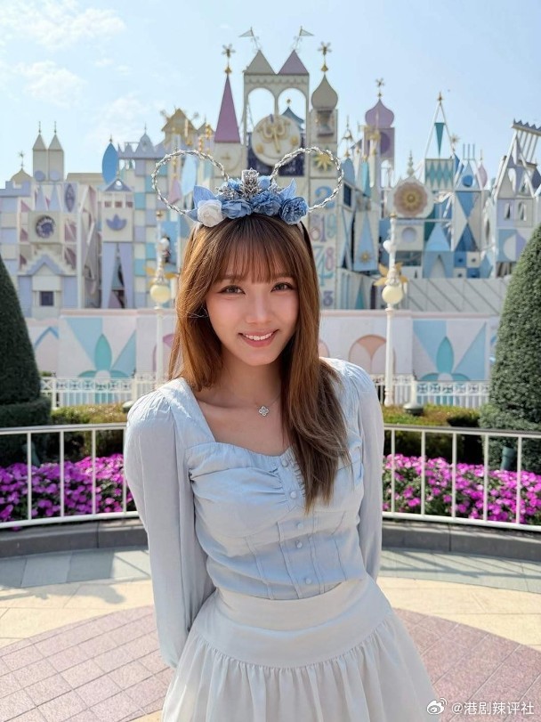 藝人邱晴最近在HOY旅遊節目《女行團》中火力全開，三點式泳裝大解放勁騷好身材，相