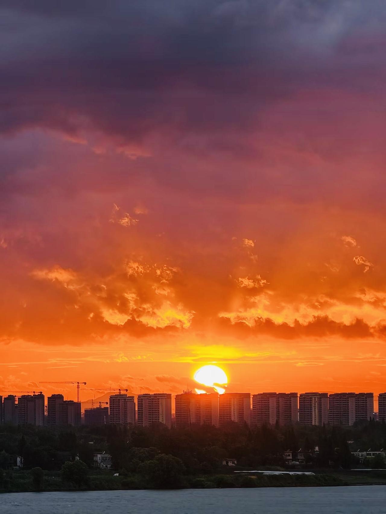 🌇 芜湖台风天限定绝美火烧云盛景
今日台风天气下的芜湖，意外解锁了独属于这座江