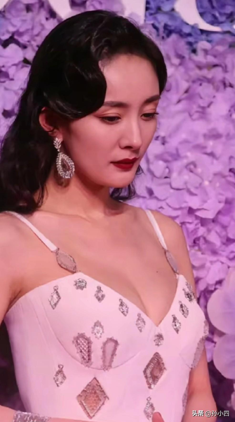 “痣证清白”。
我看了九遍，
判定这颗痣是P上去的。