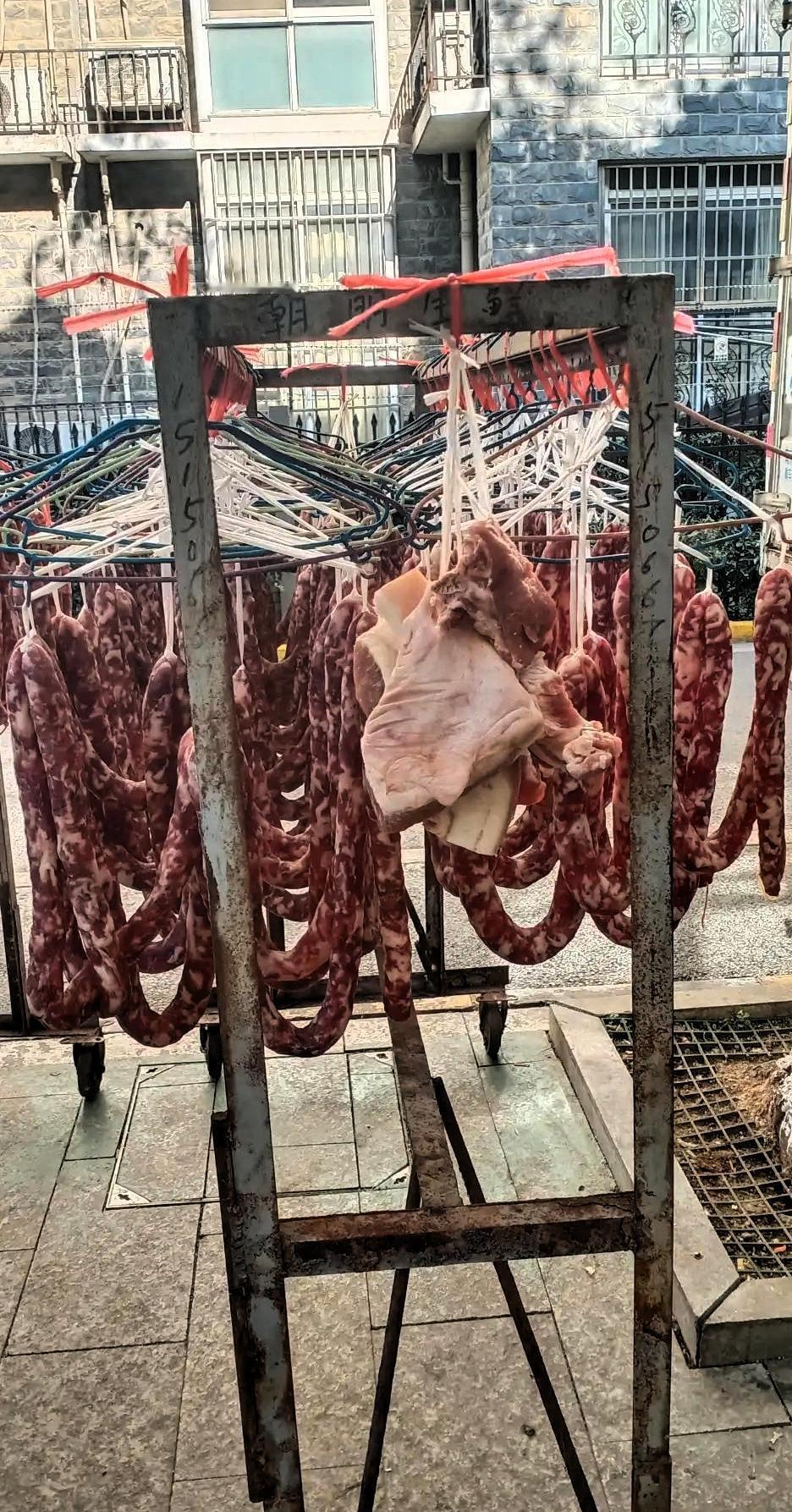 网上很多灌香肠的配方，都是网友好心奉献的，我看了一下，光是十斤肉的放盐量，就有5