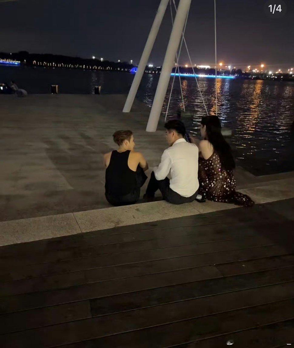 #王嘉尔何猷君奚梦瑶坐地上聊天#笑死我了笑死我了，这三个人怎么在这么繁华的地方席