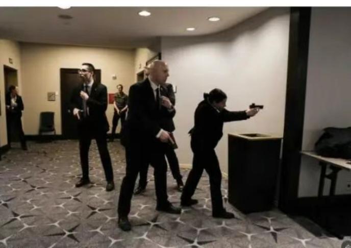 特朗普惊魂一夜，一名30岁加州男子枪击白宫晚宴，宾客纷纷躲至桌下，特朗普被特勤局