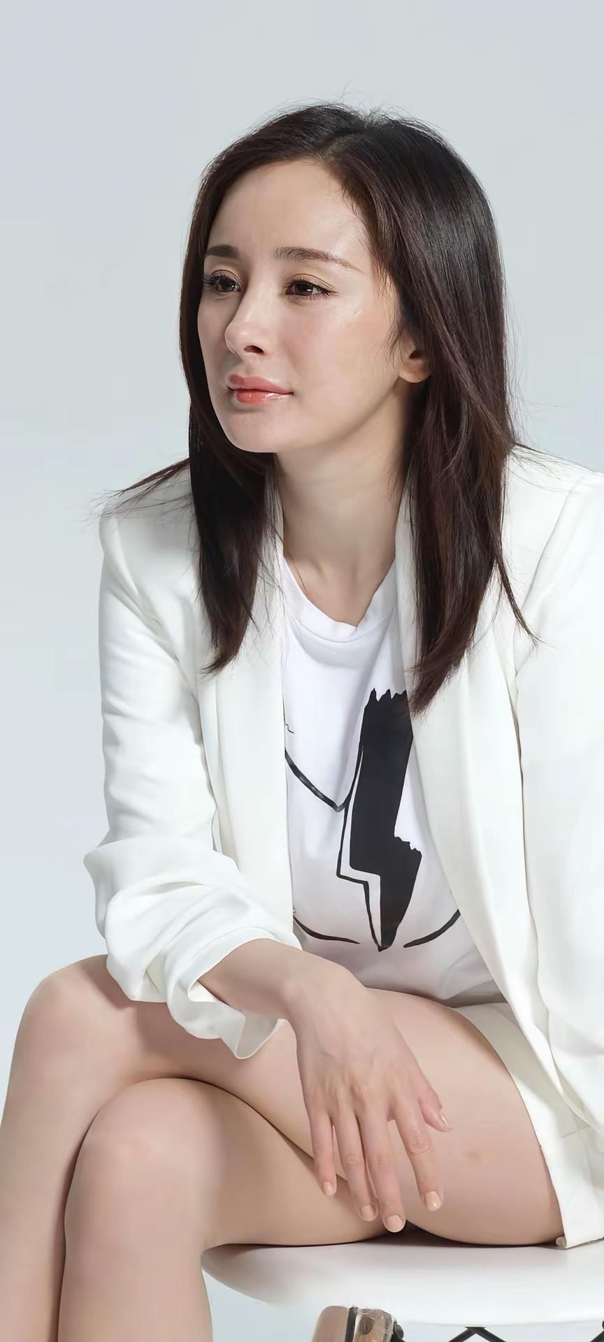 优雅白衣少女，自信微笑，时尚穿搭，魅力无限！